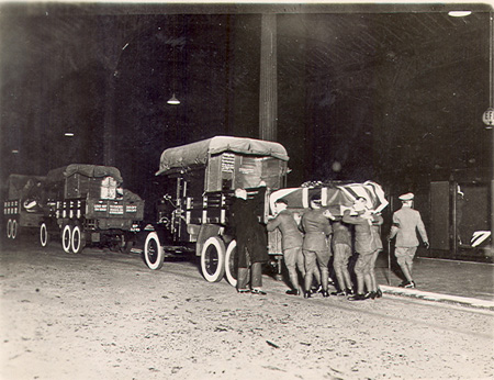 Loading coffins of R101 victims