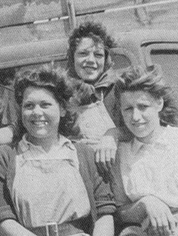 Ethel (middle) with two other Bolnhurst Hostel land girls