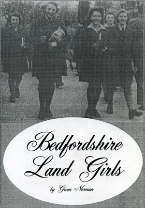 Book cover of Bedfordshire Land Girls by Gwen Norman (nee Morris)