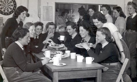 Land Girls dining at the new Milton Ernest hostel, 1942