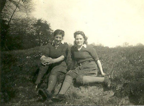 Evelyn Joan Wright (left) and Doreen Phyllis Maskell (right) at Castle Dairy Farm, Renhold, 1943
