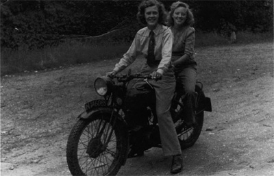 Doris 'Taffy' Parry in the late 1940s, with a land girl friend