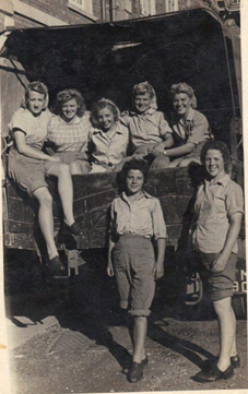 Phyllis Kensworth with group of land girls