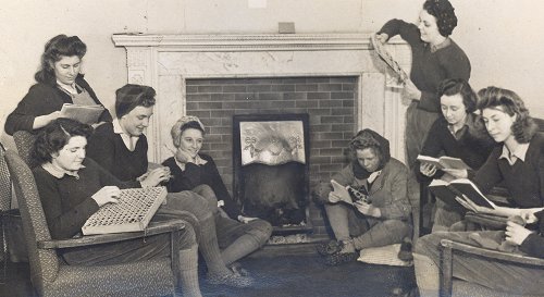 Land Girls relaxing in the recreation room: Aspley Guise Hostel