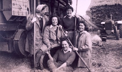 Bolnhurst threshing gang