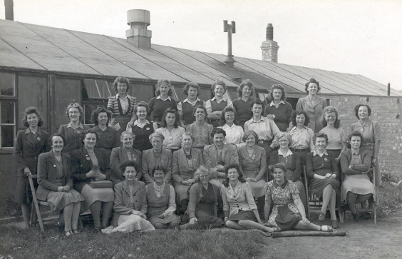 Leighton Buzzard Land Girls with warden's Christian Scientist friends