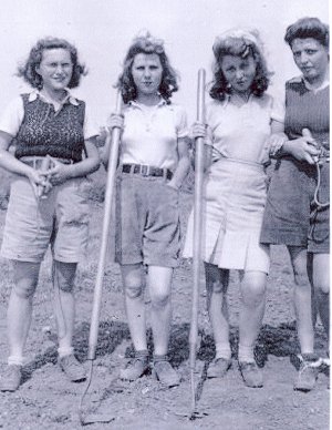 Leighton Buzzard land girls at a herb farm