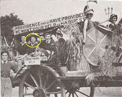 Doris Lane with Toddington hostel landgirls